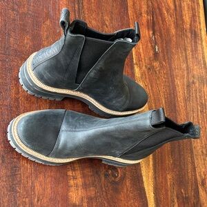 Toms Black Leather Chelsea Ankle Boots with Tan Trim